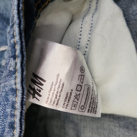 H & M DENIM Distressed Shorts size 6 - Picture 4 of 6